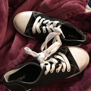 🌟Girl’s 2 Cat & Jack Black Sneakers worn twice!